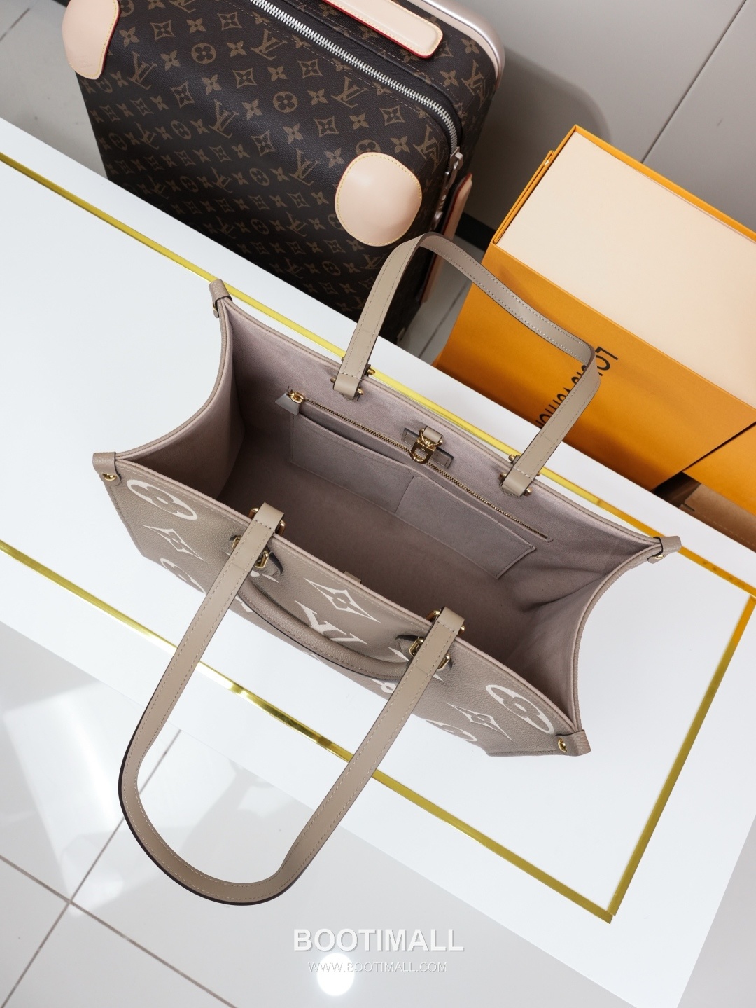 Louis Vuitton OnTheGo MM Monogram Empreinte Tote Bag 루이비통 온더고 MM 모노그램 앙프렝뜨 토트백 M45494 35cm 4