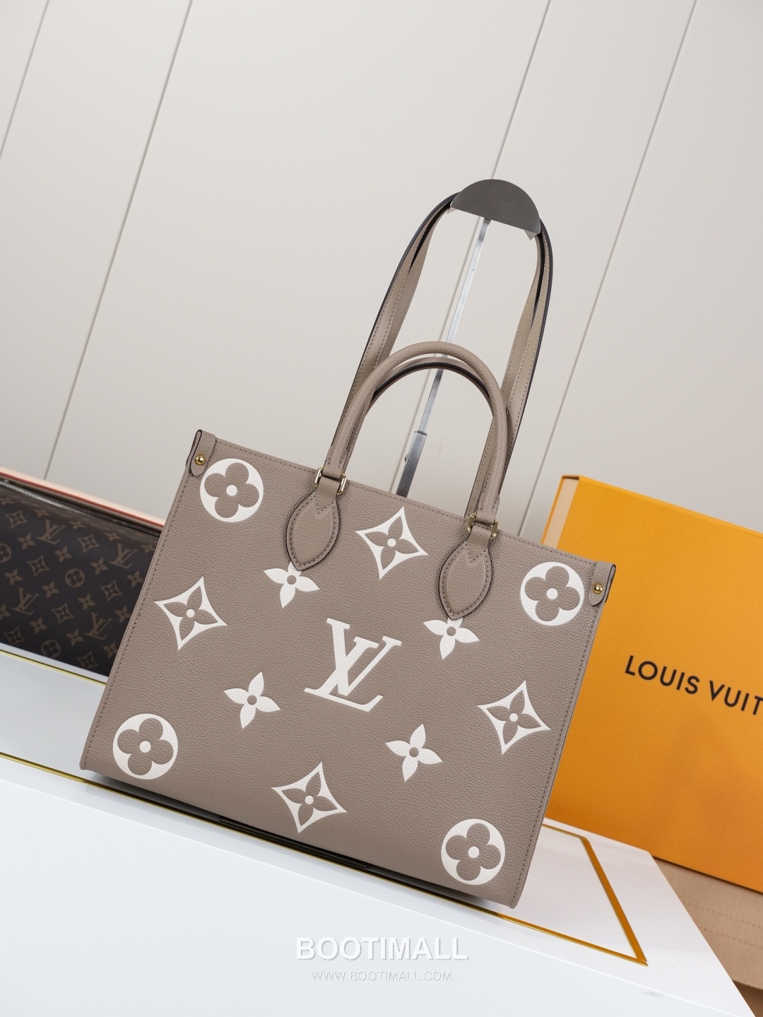 Louis Vuitton OnTheGo MM Monogram Empreinte Tote Bag 루이비통 온더고 MM 모노그램 앙프렝뜨 토트백 M45494 35cm 5