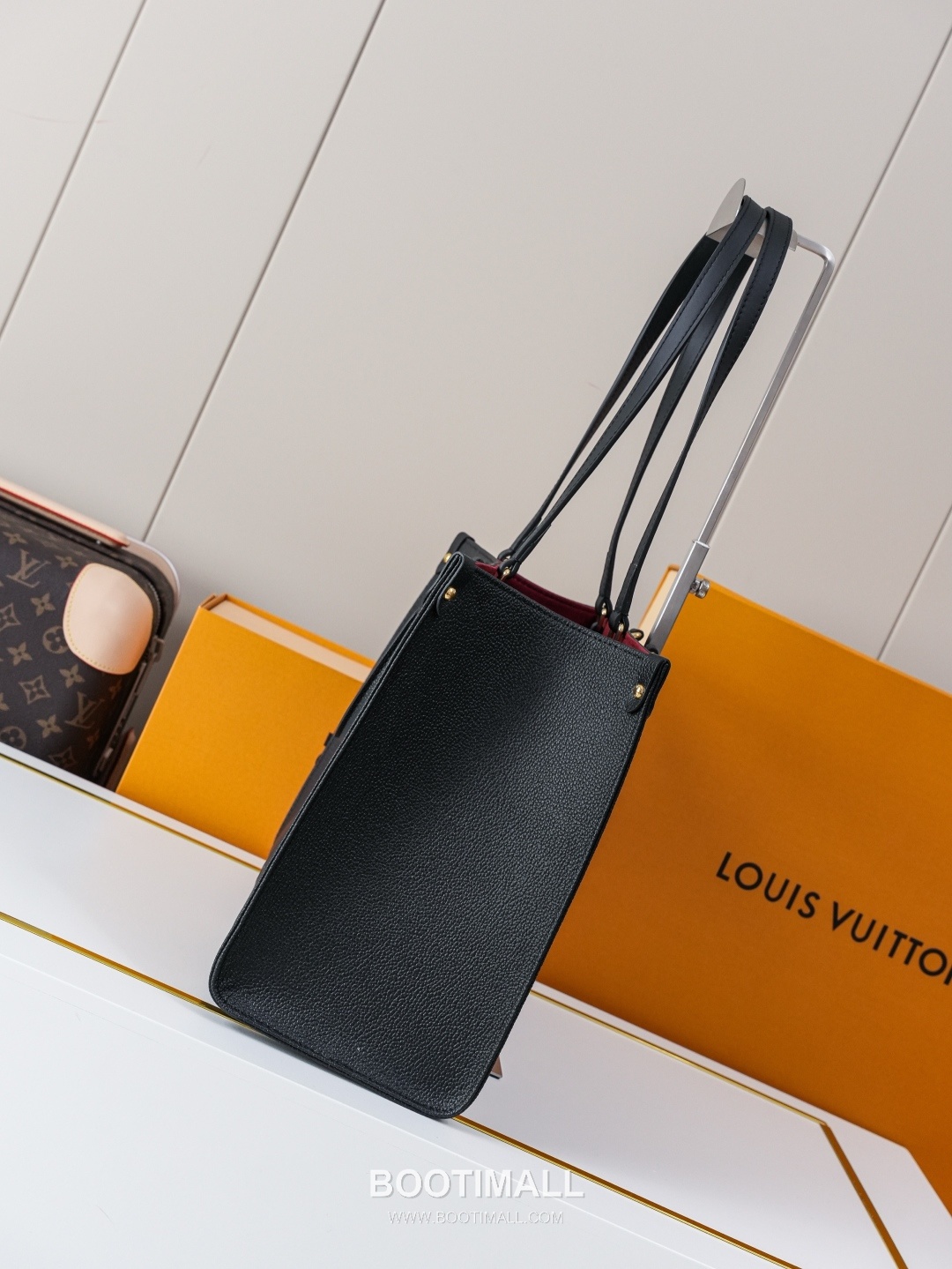 Louis Vuitton OnTheGo MM Monogram Empreinte Tote Bag 루이비통 온더고 MM 모노그램 앙프렝뜨 토트백 M45494 35cm 2