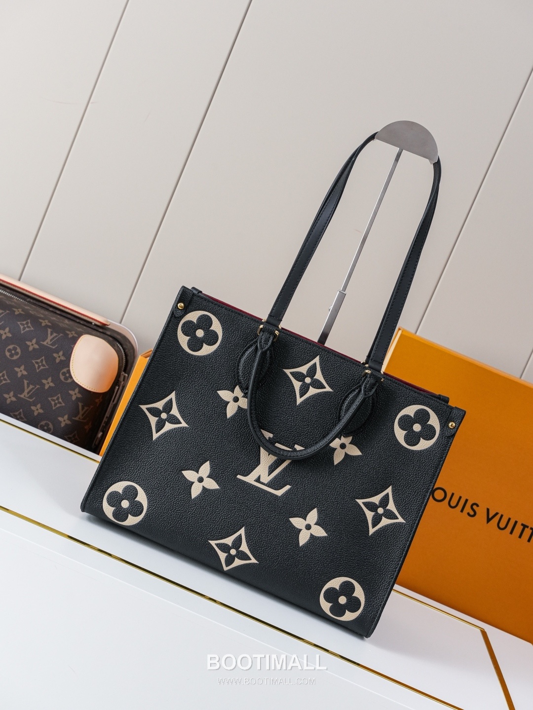 Louis Vuitton OnTheGo MM Monogram Empreinte Tote Bag 루이비통 온더고 MM 모노그램 앙프렝뜨 토트백 M45494 35cm 4