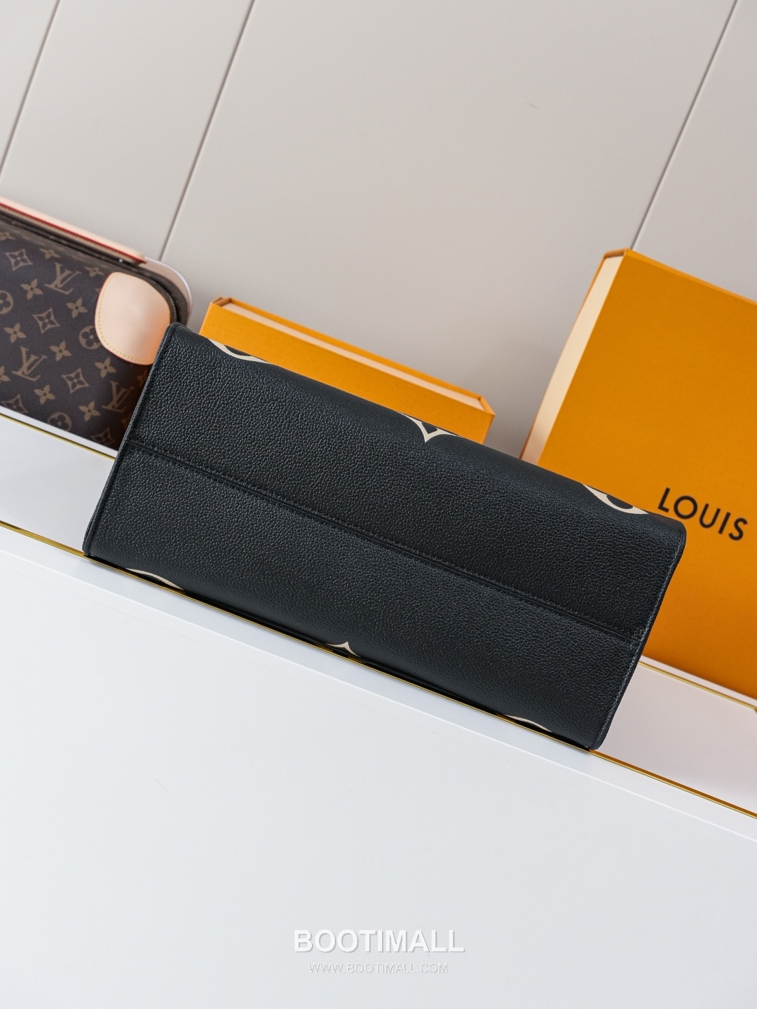 Louis Vuitton OnTheGo MM Monogram Empreinte Tote Bag 루이비통 온더고 MM 모노그램 앙프렝뜨 토트백 M45494 35cm 5