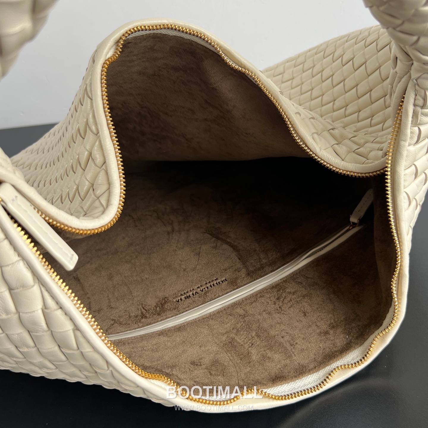 Bottega Veneta Intrecciato Nappa Hobo Shoulder Bag 보테가베네타 인트레치아토 나파 호보 숄더백 59cm 6