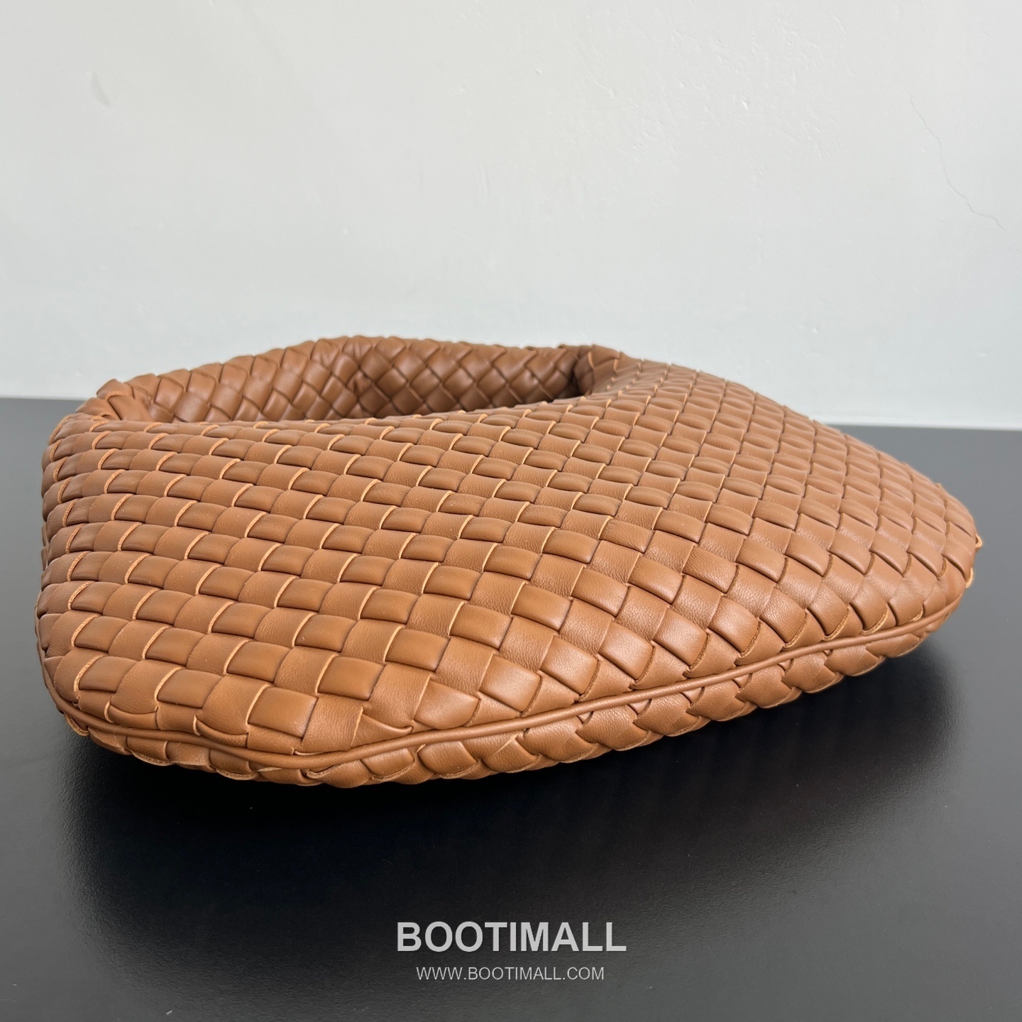 Bottega Veneta Veneta Intrecciato Nappa Hobo Shoulder Bag 보테가베네타 베네타 인트레치아토 나파 호보 숄더백 44cm 3
