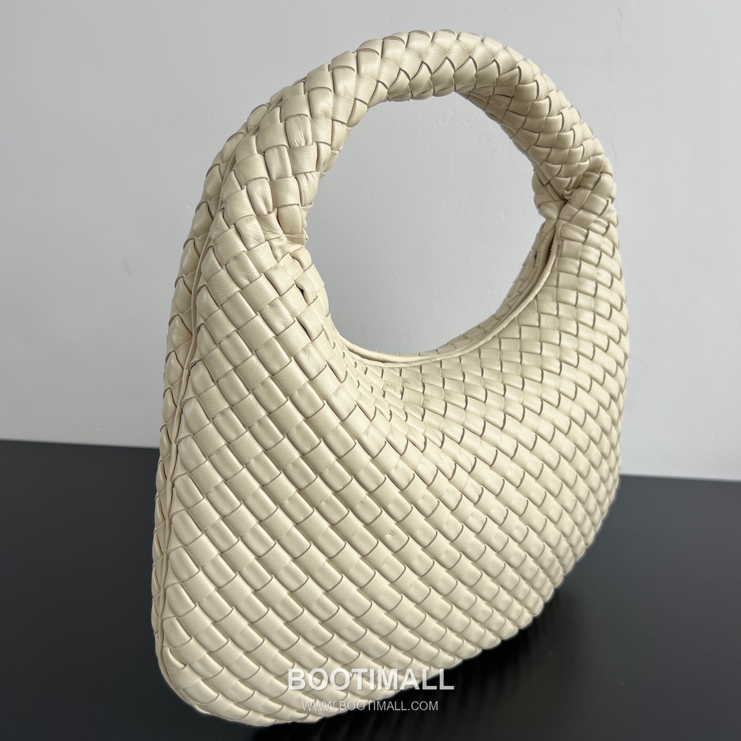 Bottega Veneta Veneta Intrecciato Nappa Hobo Shoulder Bag 보테가베네타 베네타 인트레치아토 나파 호보 숄더백 44cm 2