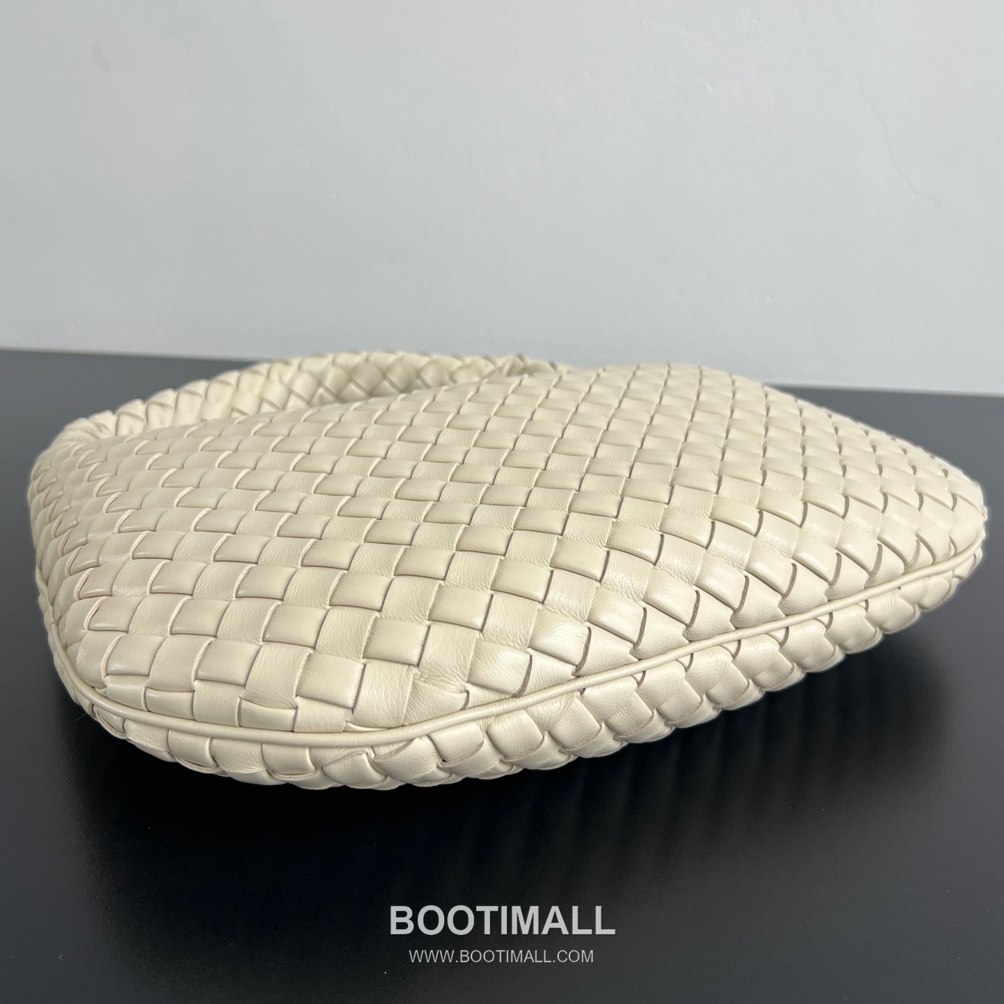 Bottega Veneta Veneta Intrecciato Nappa Hobo Shoulder Bag 보테가베네타 베네타 인트레치아토 나파 호보 숄더백 35cm 3