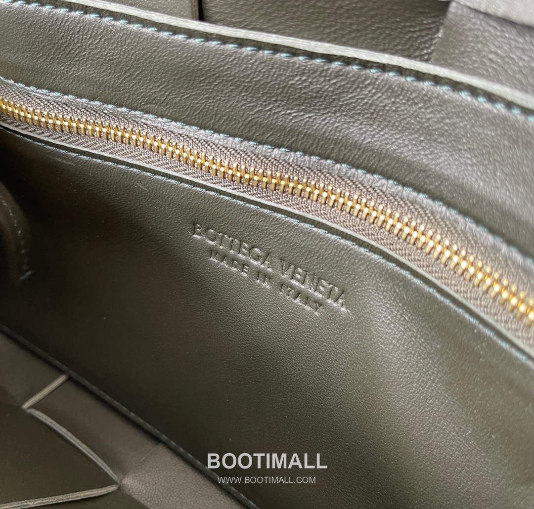 Bottega Veneta Cassette Intrecciato Nappa Leather Crossbody Bag 보테가베네타 카세트 인트레치아토 나파 크로스백 23cm 6