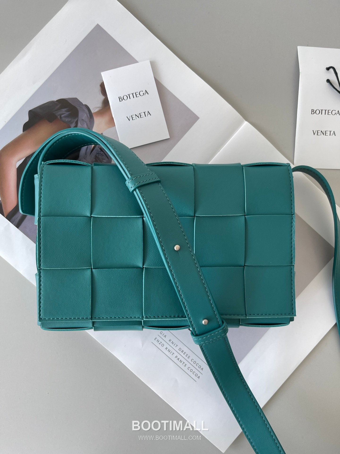 Bottega Veneta Cassette Intrecciato Nappa Leather Crossbody Bag 보테가베네타 카세트 인트레치아토 나파 크로스백 23cm 1