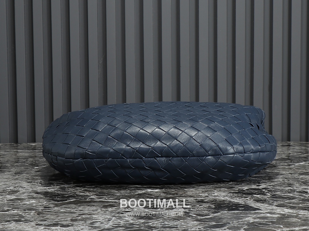 Bottega Veneta Jodie Intrecciato Nappa Leather Hobo Bag 보테가베네타 조디 인트레치아토 나파 호보백 36cm 3