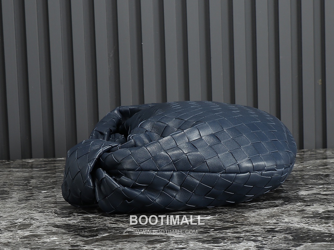 Bottega Veneta Jodie Intrecciato Nappa Leather Hobo Bag 보테가베네타 조디 인트레치아토 나파 호보백 36cm 4