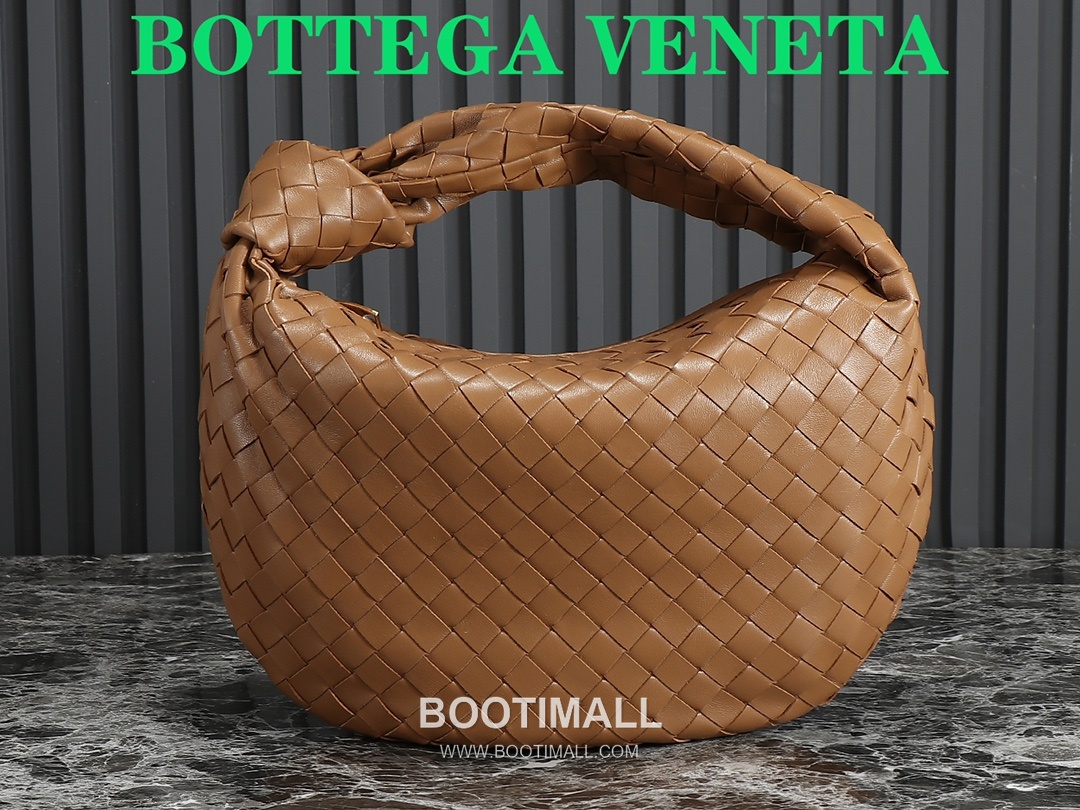 Bottega Veneta Jodie Intrecciato Nappa Leather Hobo Bag 보테가베네타 조디 인트레치아토 나파 호보백 36cm 1