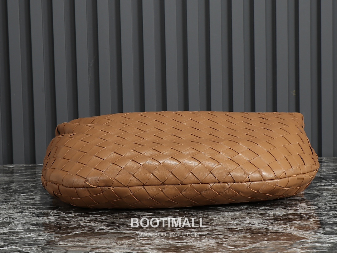 Bottega Veneta Jodie Intrecciato Nappa Leather Hobo Bag 보테가베네타 조디 인트레치아토 나파 호보백 36cm 3