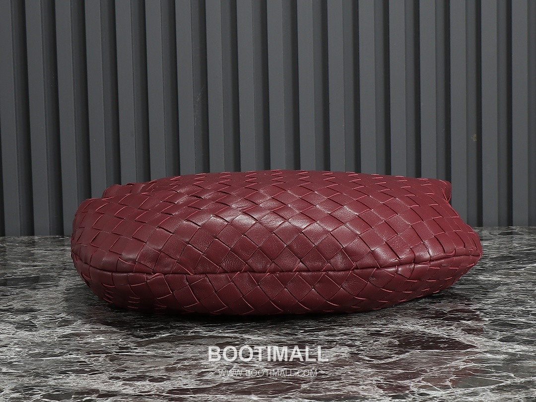 Bottega Veneta Jodie Intrecciato Nappa Leather Hobo Bag 보테가베네타 조디 인트레치아토 나파 호보백 36cm 3