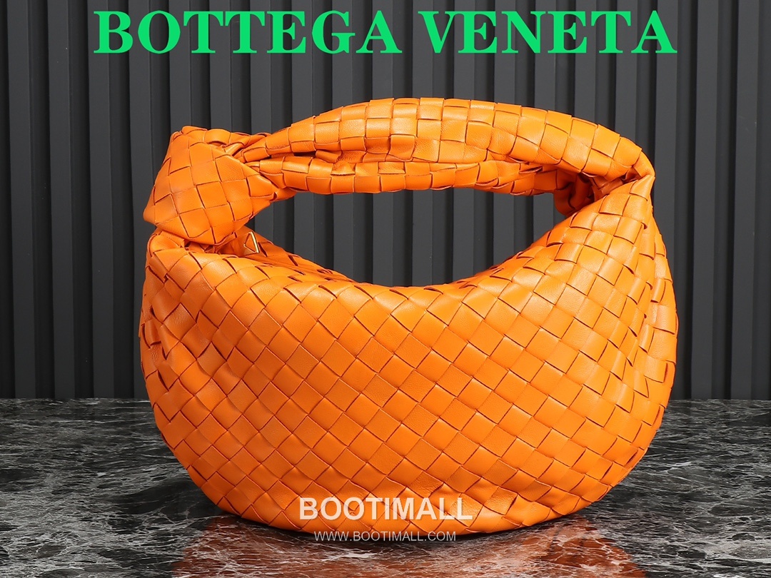 Bottega Veneta Jodie Intrecciato Nappa Leather Hobo Bag 보테가베네타 조디 인트레치아토 나파 호보백 36cm 1