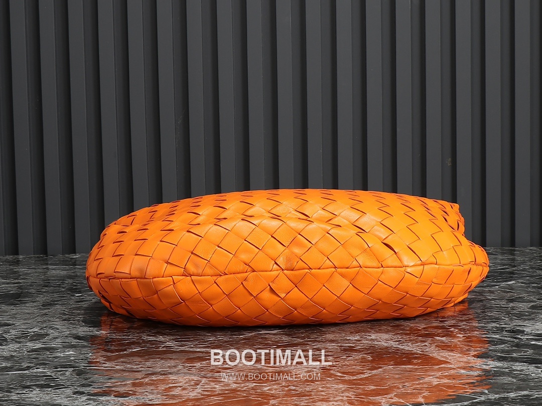 Bottega Veneta Jodie Intrecciato Nappa Leather Hobo Bag 보테가베네타 조디 인트레치아토 나파 호보백 36cm 3