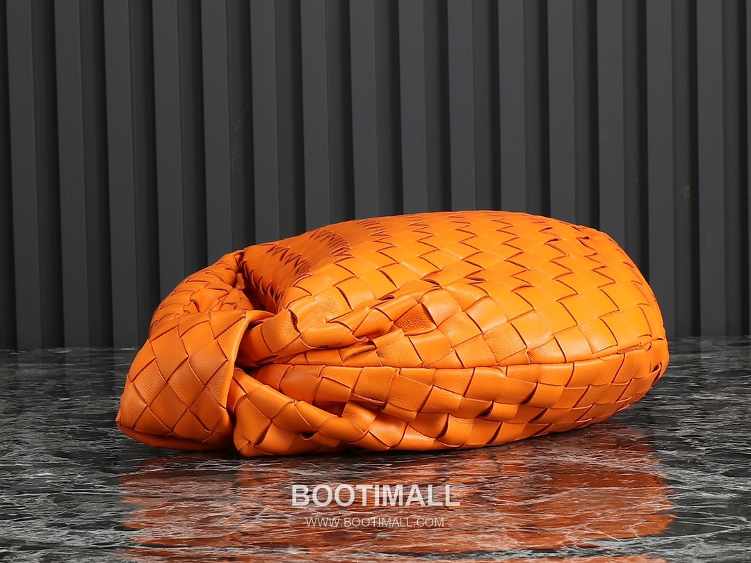 Bottega Veneta Jodie Intrecciato Nappa Leather Hobo Bag 보테가베네타 조디 인트레치아토 나파 호보백 36cm 4