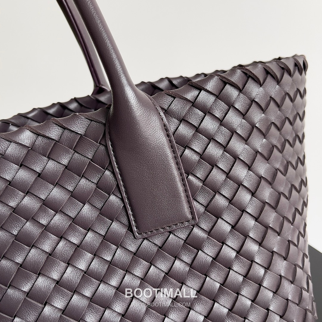 Bottega Veneta Cabat Intrecciato Nappa Leather Tote Bag 보테가베네타 카바 인트레치아토 나파 토트백 48cm 5
