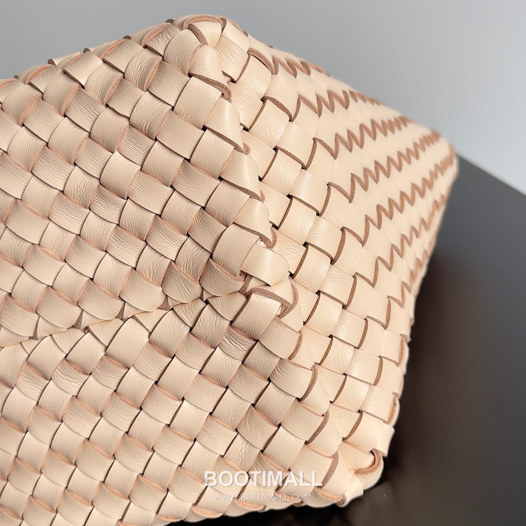 Bottega Veneta Cabat Intrecciato Nappa Leather Tote Bag 보테가베네타 카바 인트레치아토 나파 토트백 48cm 5