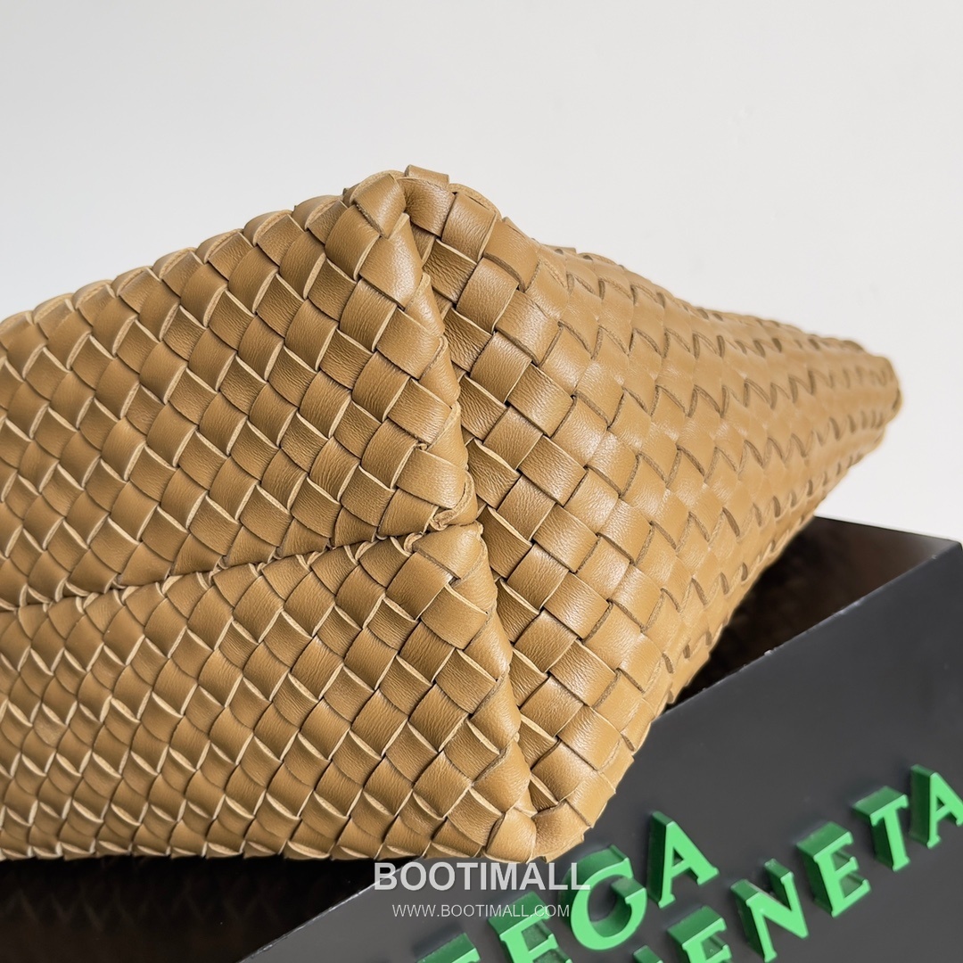 Bottega Veneta Cabat Intrecciato Nappa Leather Tote Bag 보테가베네타 카바 인트레치아토 나파 토트백 48cm 5