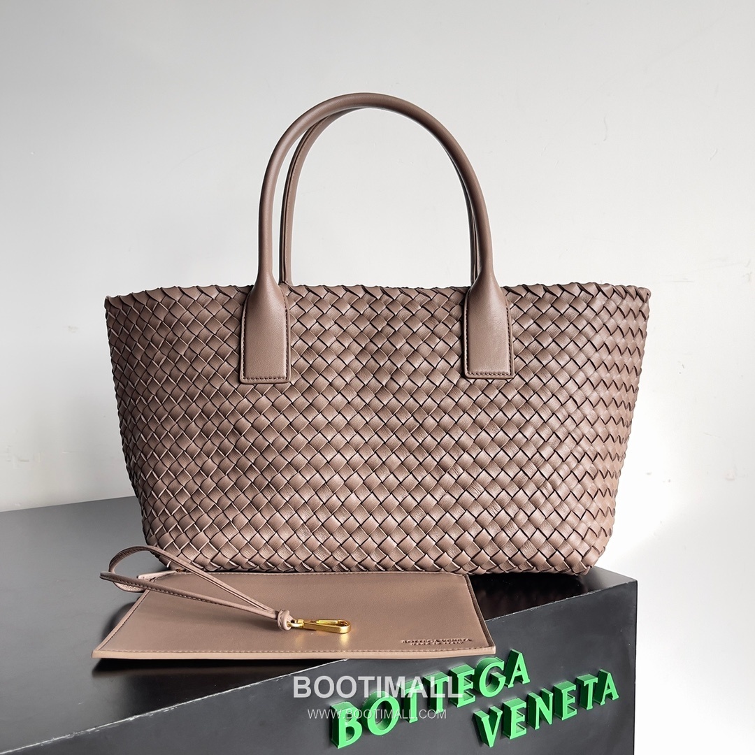 Bottega Veneta Cabat Intrecciato Nappa Leather Tote Bag 보테가베네타 카바 인트레치아토 나파 토트백 48cm 1