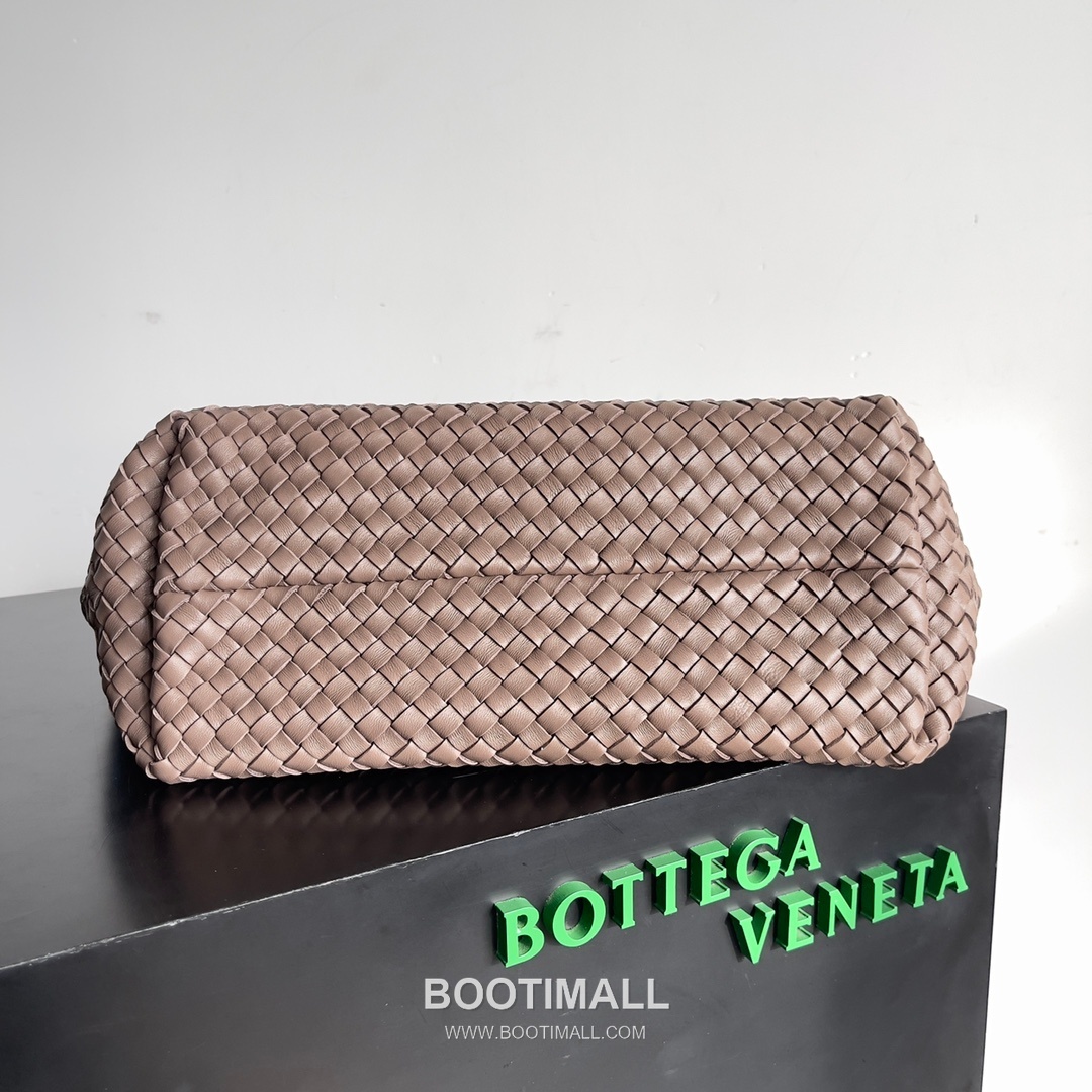 Bottega Veneta Cabat Intrecciato Nappa Leather Tote Bag 보테가베네타 카바 인트레치아토 나파 토트백 48cm 3