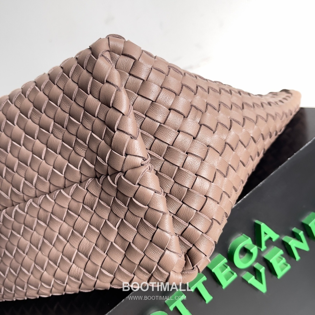 Bottega Veneta Cabat Intrecciato Nappa Leather Tote Bag 보테가베네타 카바 인트레치아토 나파 토트백 48cm 5