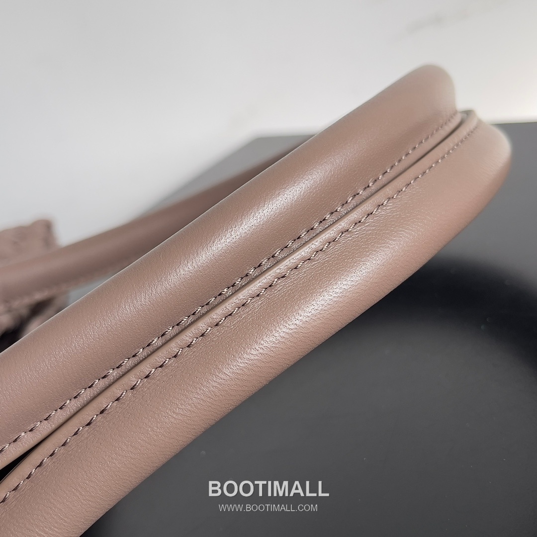 Bottega Veneta Cabat Intrecciato Nappa Leather Tote Bag 보테가베네타 카바 인트레치아토 나파 토트백 48cm 6