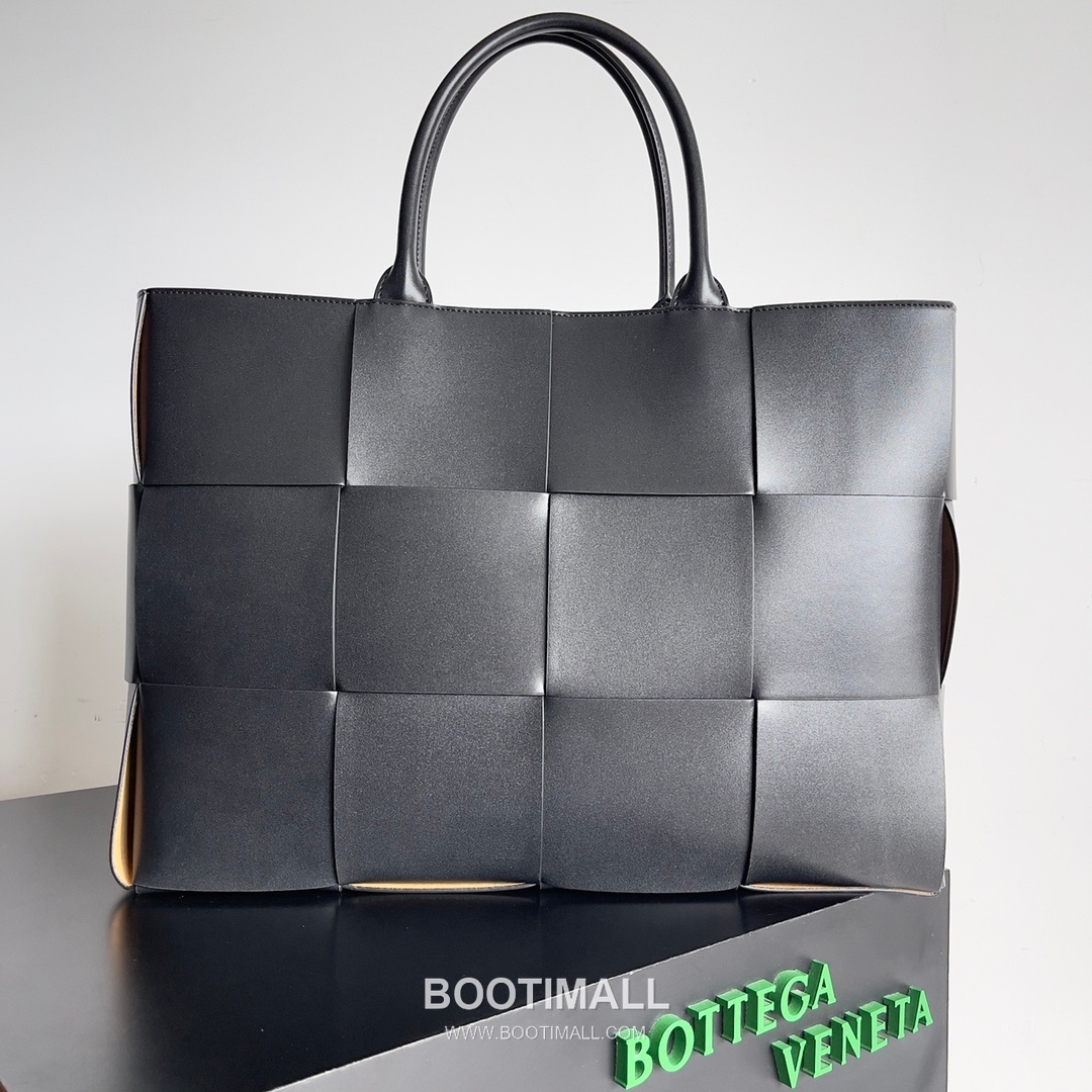 Bottega Veneta Arco Intrecciato Calfskin Leather Tote Bag 보테가베네타 아르코 인트레치아토 카프스킨 토트백 47cm 1