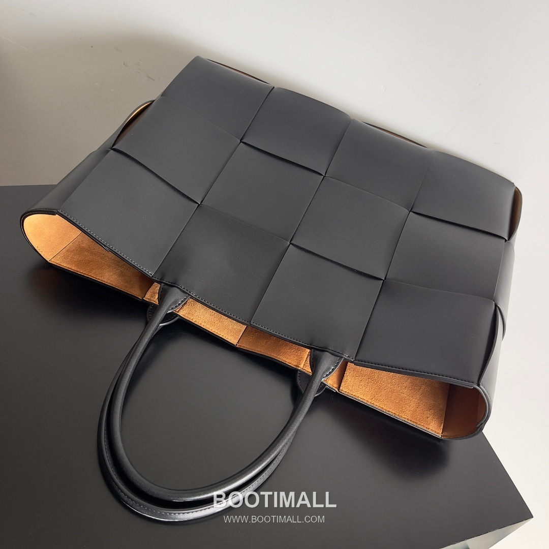 Bottega Veneta Arco Intrecciato Calfskin Leather Tote Bag 보테가베네타 아르코 인트레치아토 카프스킨 토트백 47cm 4