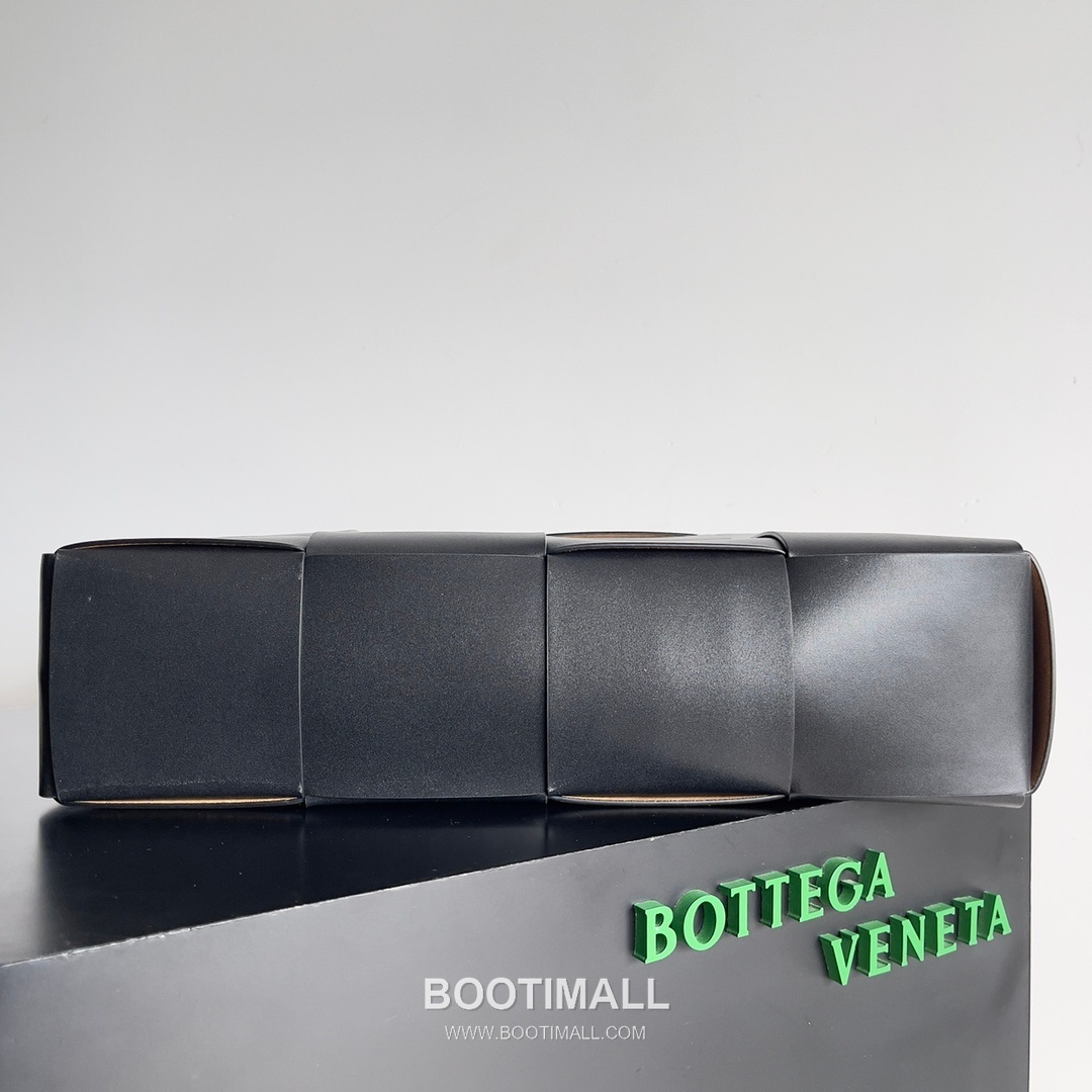 Bottega Veneta Arco Intrecciato Calfskin Leather Tote Bag 보테가베네타 아르코 인트레치아토 카프스킨 토트백 47cm 6