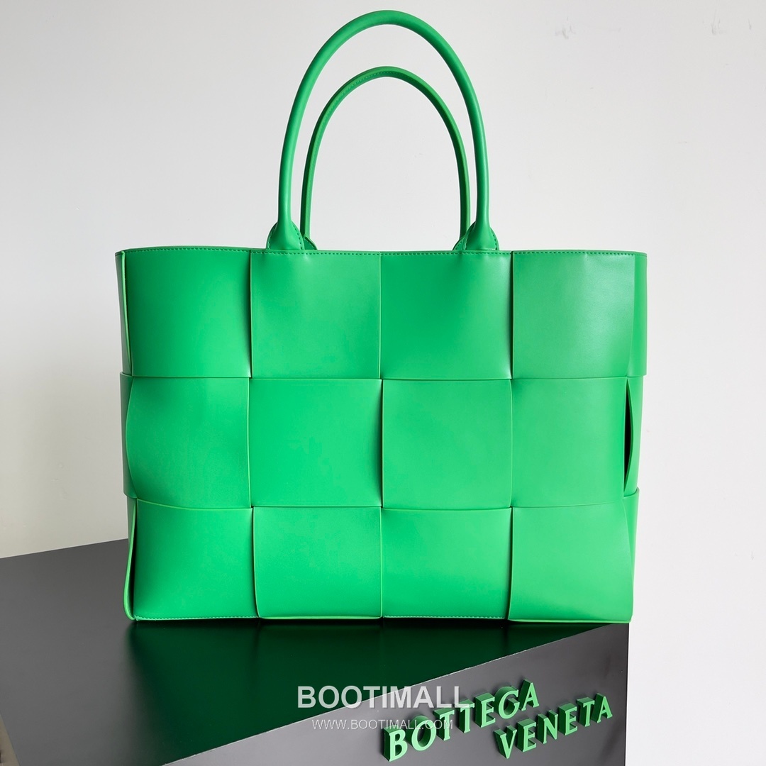 Bottega Veneta Arco Intrecciato Calfskin Leather Tote Bag 보테가베네타 아르코 인트레치아토 카프스킨 토트백 47cm 1