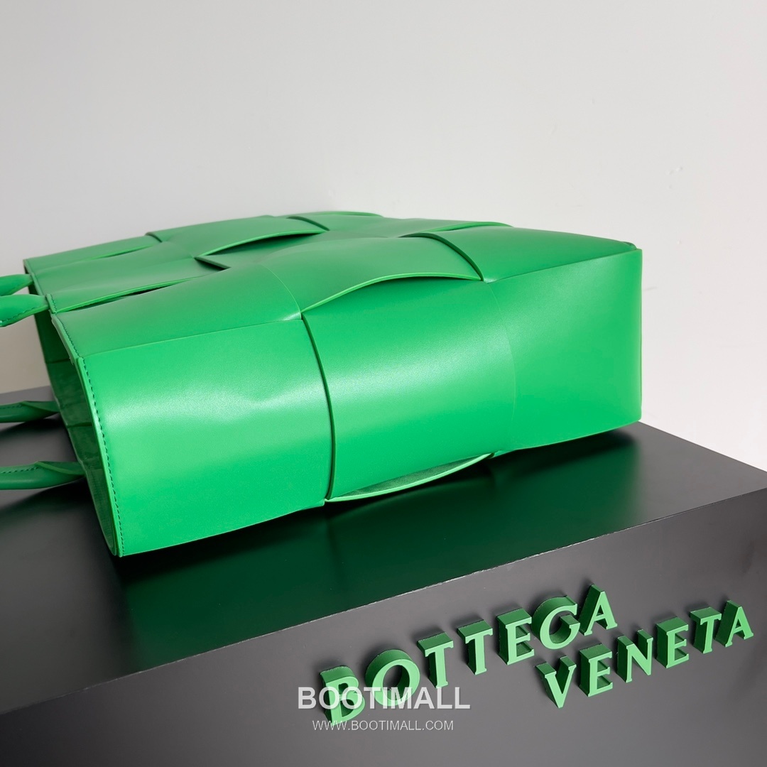 Bottega Veneta Arco Intrecciato Calfskin Leather Tote Bag 보테가베네타 아르코 인트레치아토 카프스킨 토트백 47cm 2