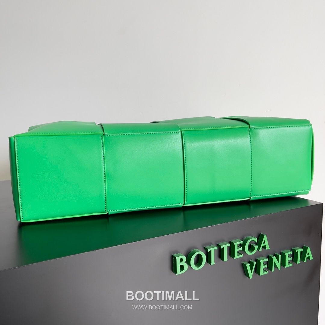 Bottega Veneta Arco Intrecciato Calfskin Leather Tote Bag 보테가베네타 아르코 인트레치아토 카프스킨 토트백 47cm 3