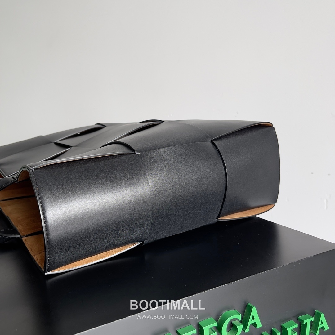 Bottega Veneta Arco Intrecciato Calfskin Leather Tote Bag 보테가베네타 아르코 인트레치아토 카프스킨 토트백 47cm 3