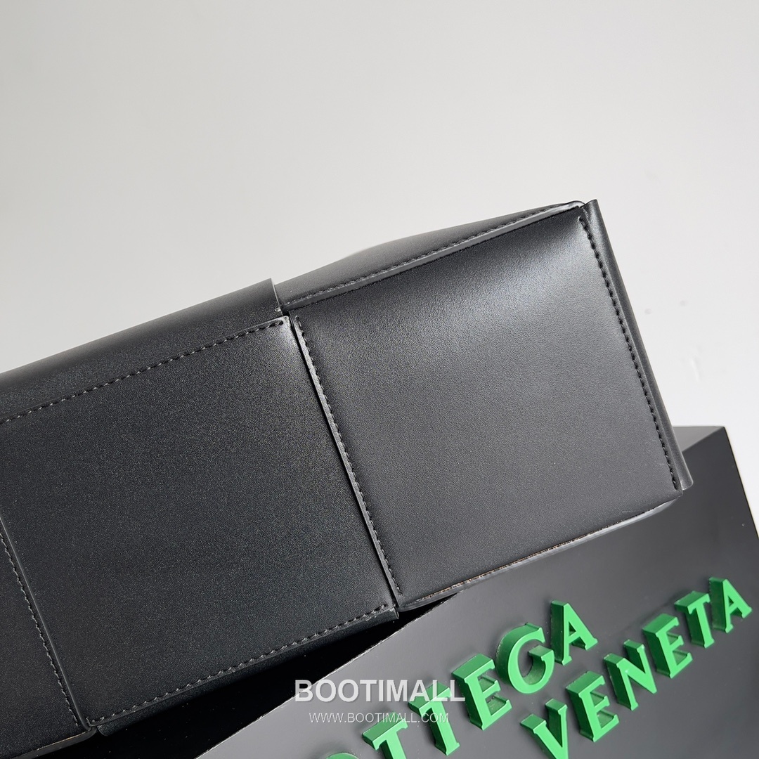 Bottega Veneta Arco Intrecciato Calfskin Leather Tote Bag 보테가베네타 아르코 인트레치아토 카프스킨 토트백 47cm 4