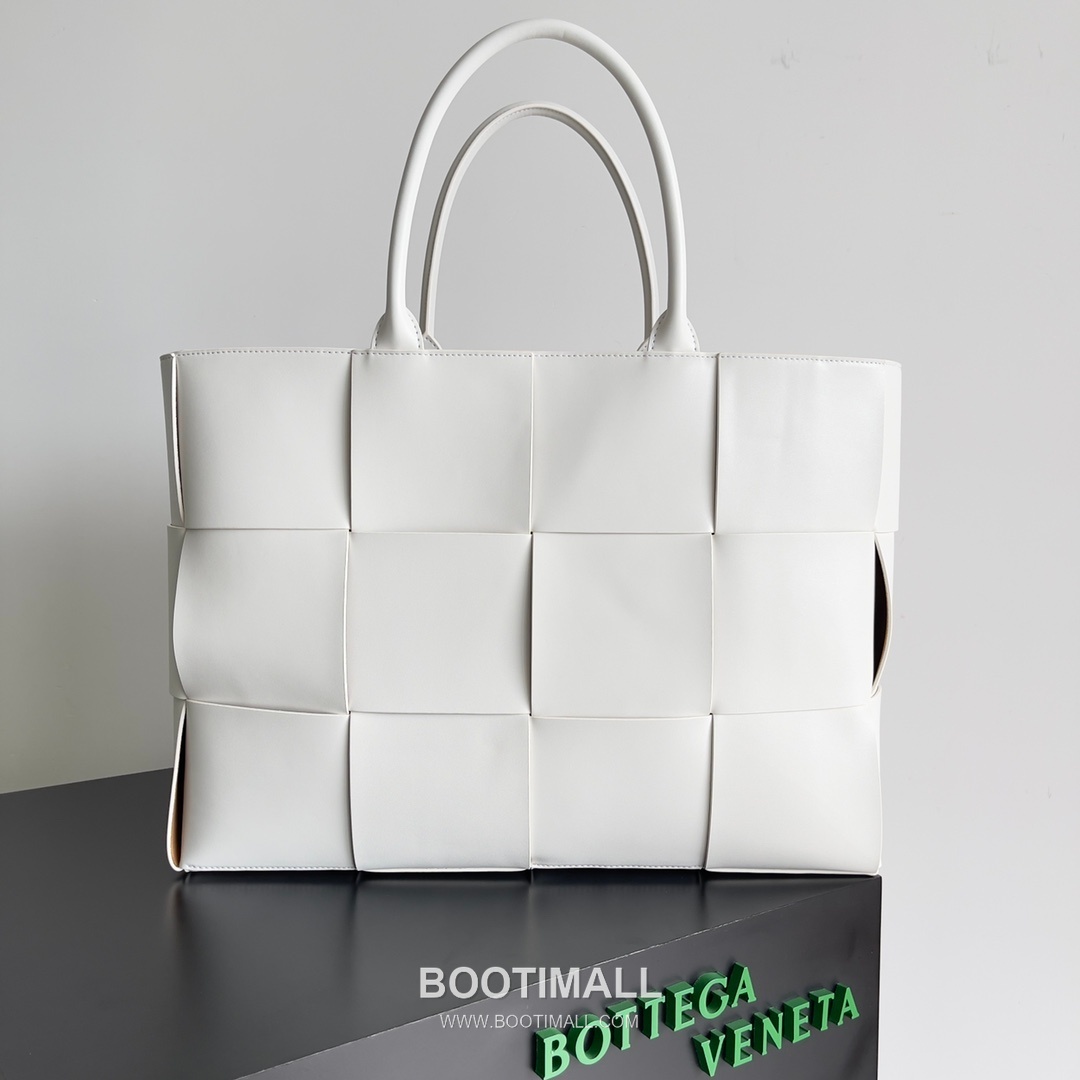 Bottega Veneta Arco Intrecciato Calfskin Leather Tote Bag 보테가베네타 아르코 인트레치아토 카프스킨 토트백 47cm 1