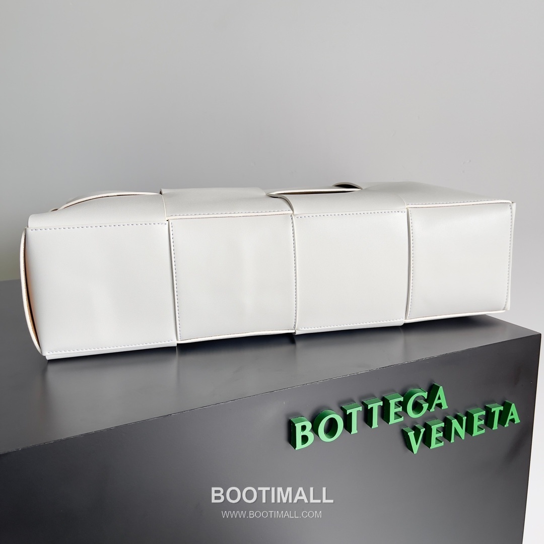 Bottega Veneta Arco Intrecciato Calfskin Leather Tote Bag 보테가베네타 아르코 인트레치아토 카프스킨 토트백 47cm 4