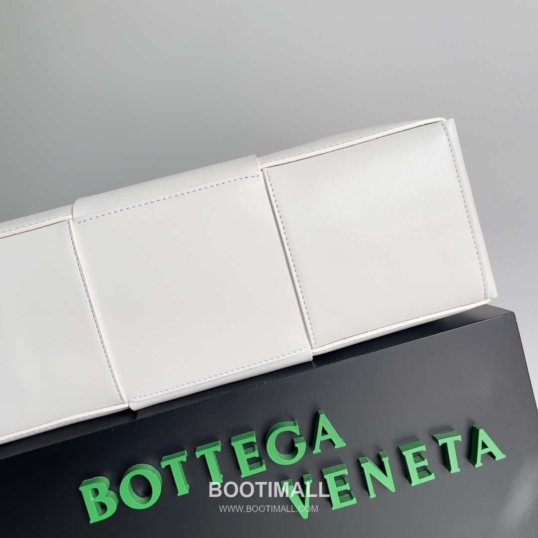 Bottega Veneta Arco Intrecciato Calfskin Leather Tote Bag 보테가베네타 아르코 인트레치아토 카프스킨 토트백 47cm 5