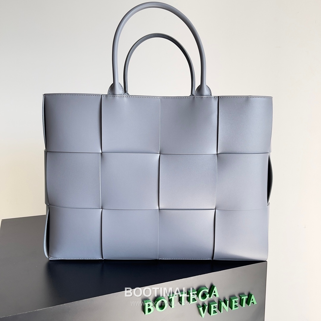 Bottega Veneta Arco Intrecciato Calfskin Leather Tote Bag 보테가베네타 아르코 인트레치아토 카프스킨 토트백 47cm 1