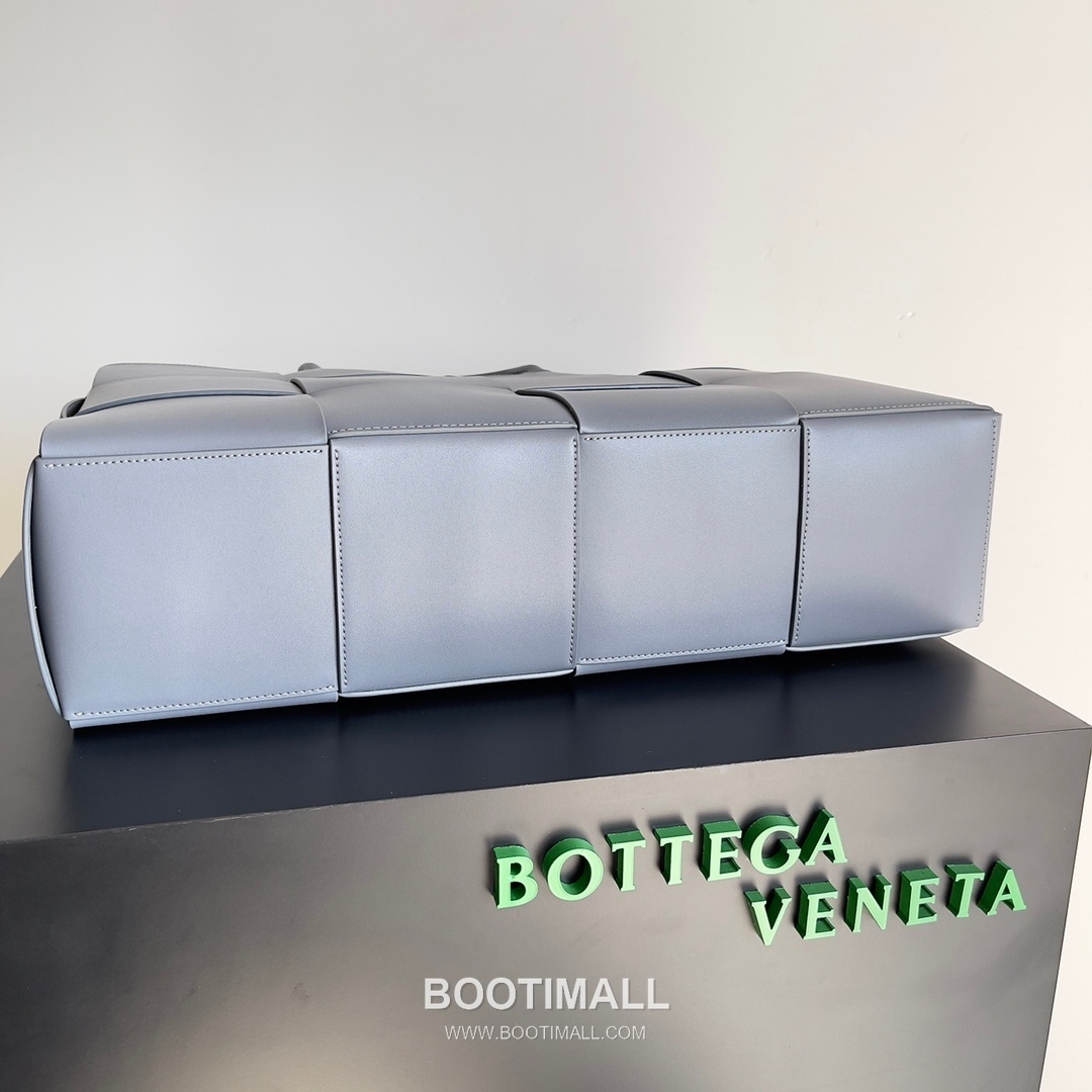 Bottega Veneta Arco Intrecciato Calfskin Leather Tote Bag 보테가베네타 아르코 인트레치아토 카프스킨 토트백 47cm 3