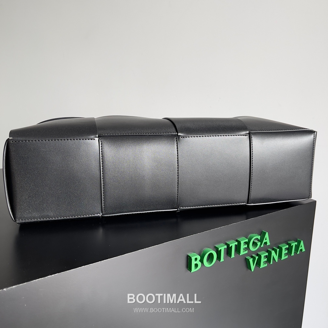 Bottega Veneta Arco Intrecciato Calfskin Leather Tote Bag 보테가베네타 아르코 인트레치아토 카프스킨 토트백 47cm 2