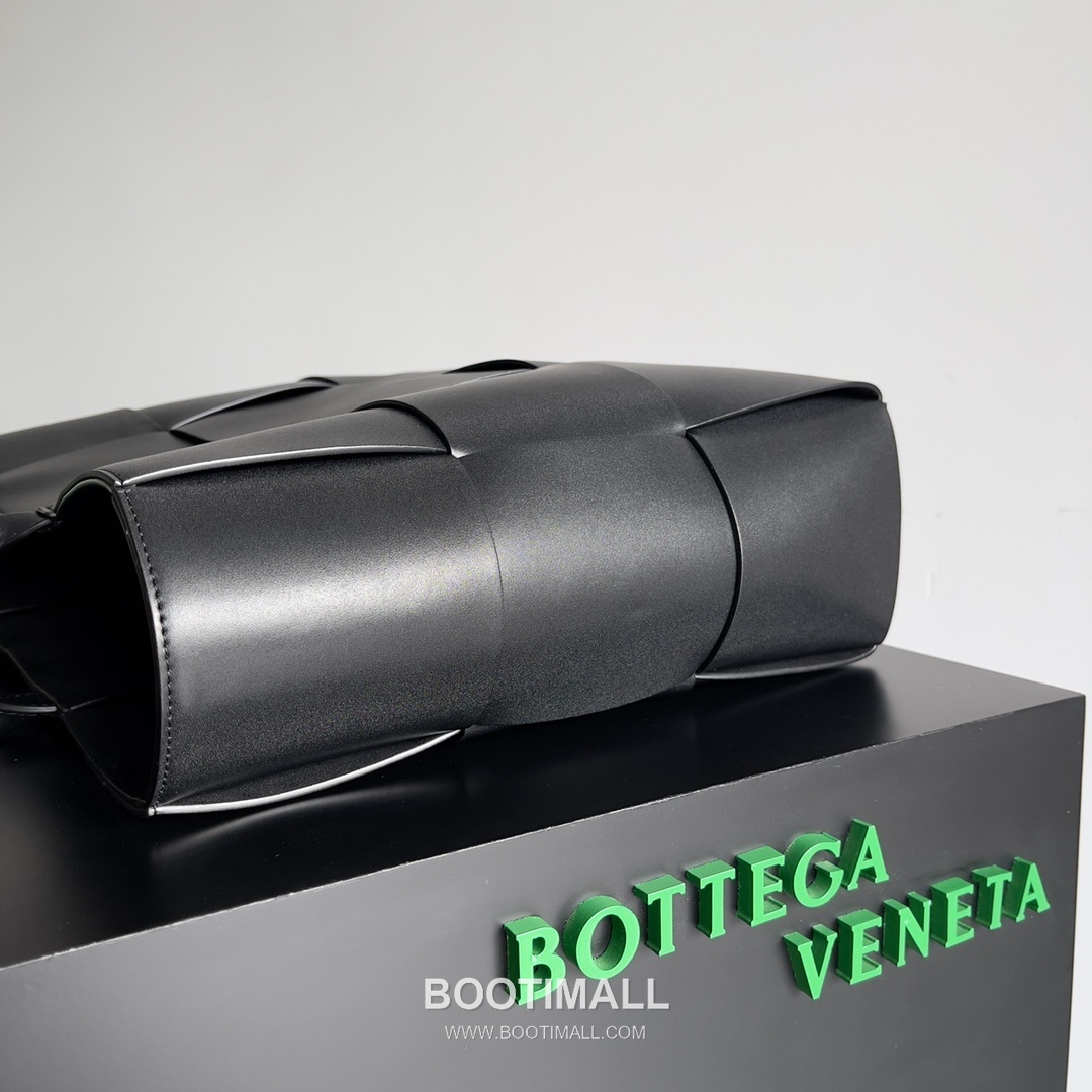 Bottega Veneta Arco Intrecciato Calfskin Leather Tote Bag 보테가베네타 아르코 인트레치아토 카프스킨 토트백 47cm 3