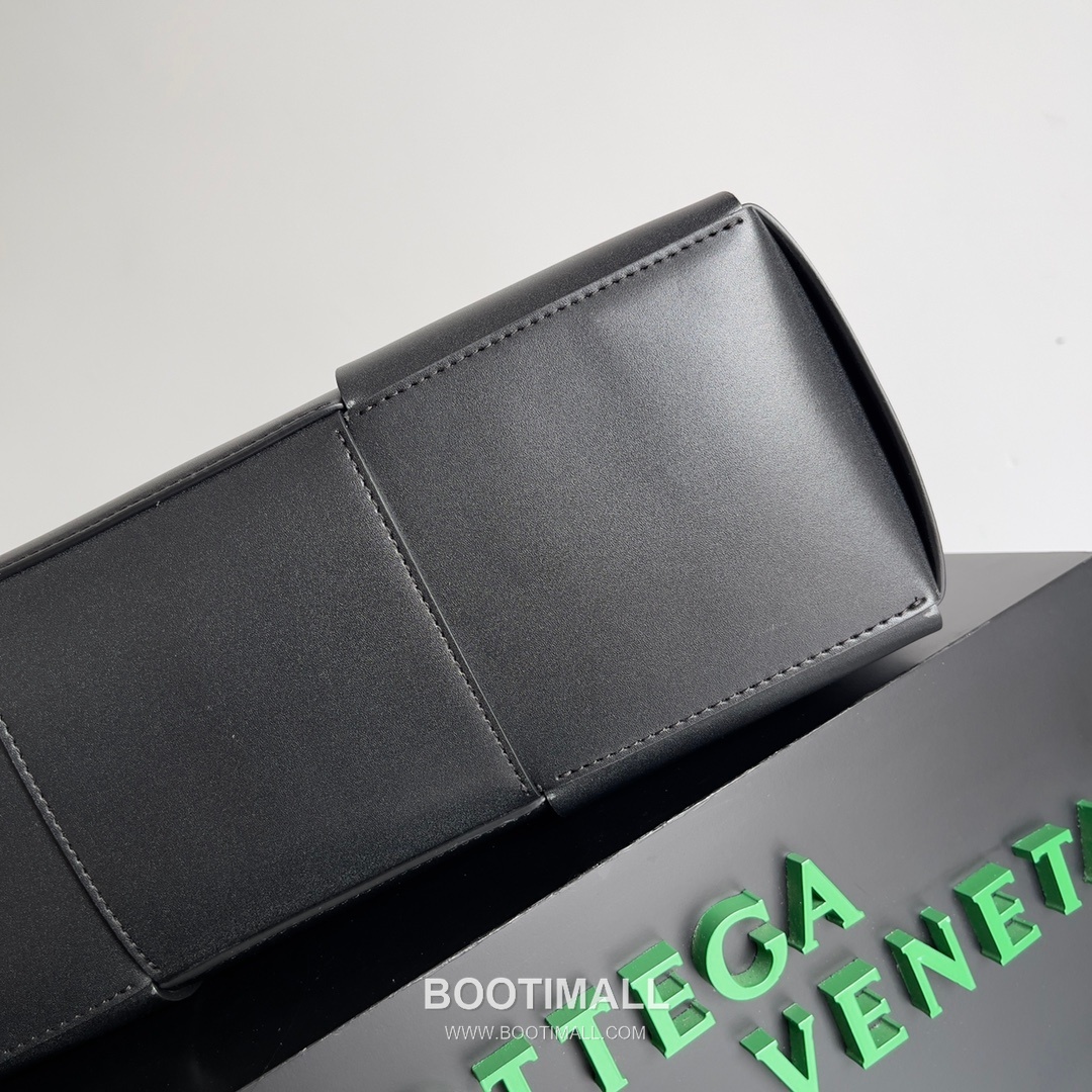 Bottega Veneta Arco Intrecciato Calfskin Leather Tote Bag 보테가베네타 아르코 인트레치아토 카프스킨 토트백 47cm 4