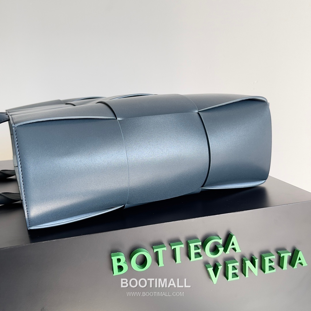 Bottega Veneta Arco Intrecciato Calfskin Leather Tote Bag 보테가베네타 아르코 인트레치아토 카프스킨 토트백 47cm 4