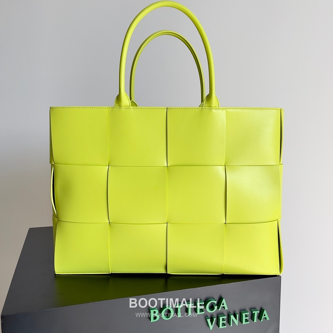 Bottega Veneta Arco Intrecciato Calfskin Leather Tote Bag 보테가베네타 아르코 인트레치아토 카프스킨 토트백 47cm 1