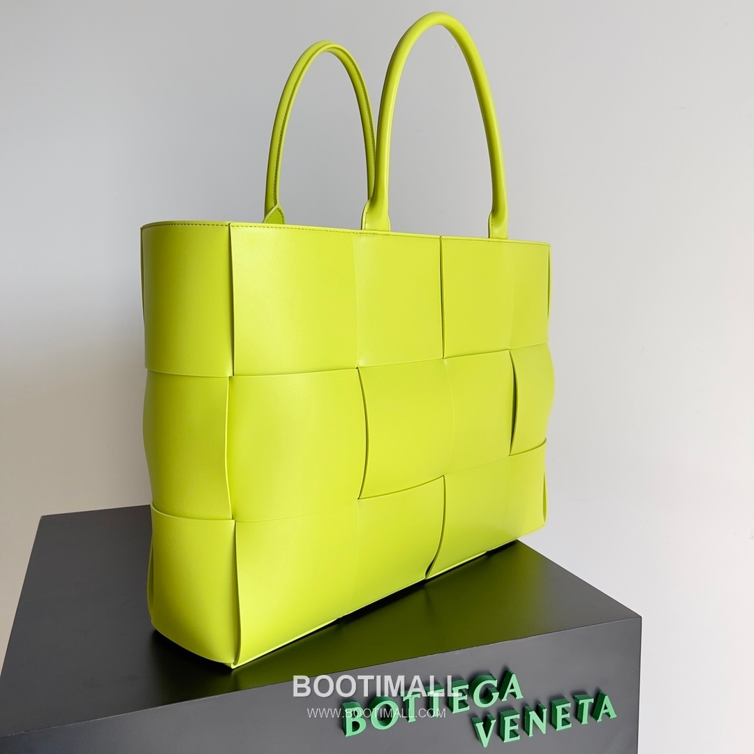 Bottega Veneta Arco Intrecciato Calfskin Leather Tote Bag 보테가베네타 아르코 인트레치아토 카프스킨 토트백 47cm 2