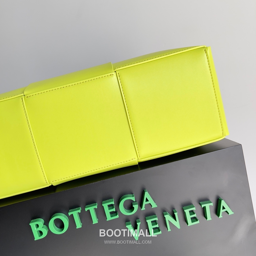 Bottega Veneta Arco Intrecciato Calfskin Leather Tote Bag 보테가베네타 아르코 인트레치아토 카프스킨 토트백 47cm 5