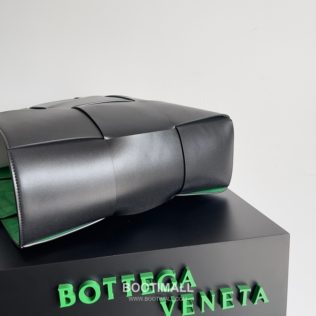 Bottega Veneta Arco Intrecciato Calfskin Leather Tote Bag 보테가베네타 아르코 인트레치아토 카프스킨 토트백 47cm 2