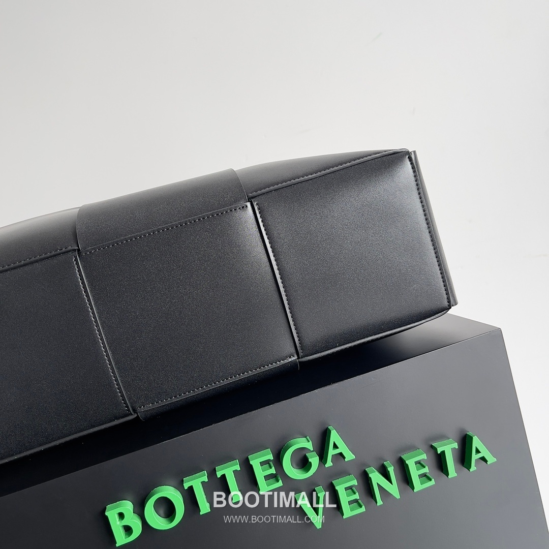 Bottega Veneta Arco Intrecciato Calfskin Leather Tote Bag 보테가베네타 아르코 인트레치아토 카프스킨 토트백 47cm 4