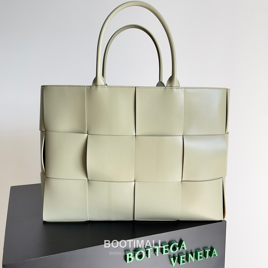 Bottega Veneta Arco Intrecciato Calfskin Leather Tote Bag 보테가베네타 아르코 인트레치아토 카프스킨 토트백 47cm 1