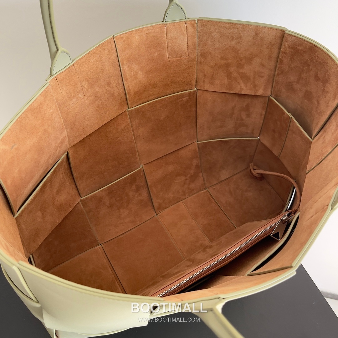 Bottega Veneta Arco Intrecciato Calfskin Leather Tote Bag 보테가베네타 아르코 인트레치아토 카프스킨 토트백 47cm 7